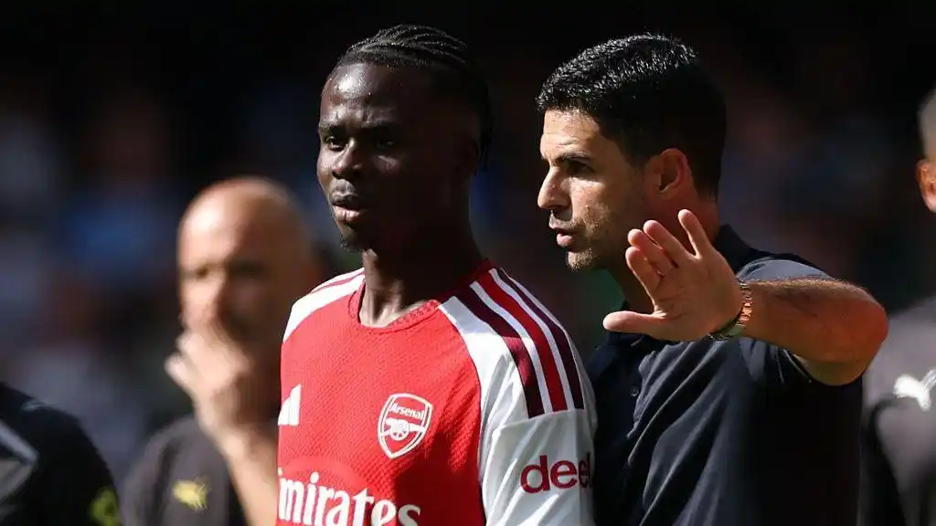 Bukayo Saka talking to Mikel Arteta
