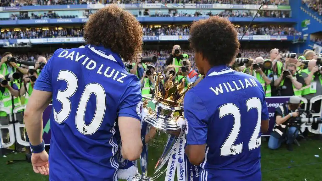 David Luiz and Willian pose with the Premier League trophy