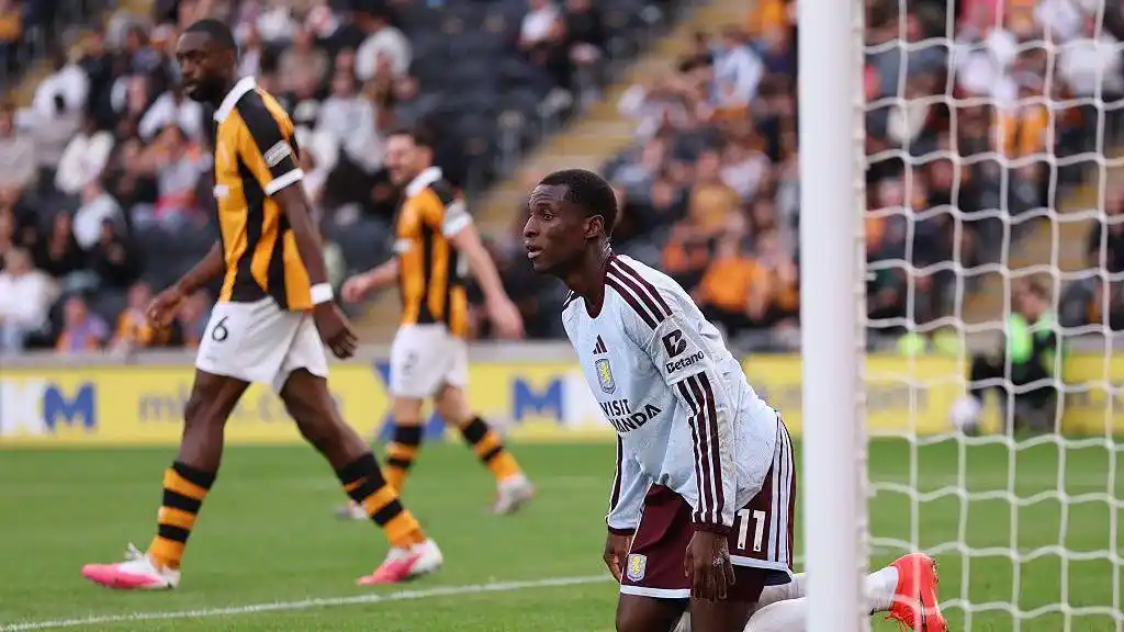 Nicolas Jackson on his knees in front of goal