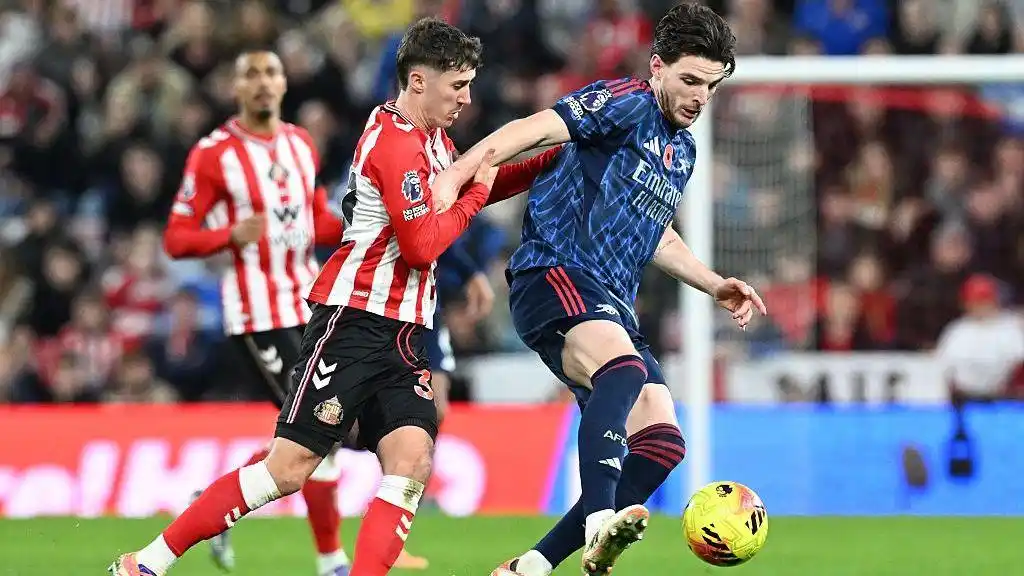 Trai Hume and Declan Rice battle for the ball