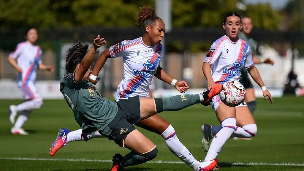 Lexi Lloyd-Smith is challenged by Yuka Momiki