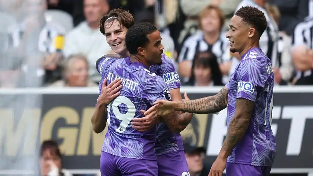 Alex Scott celebrates with Justin Kluivert and Marcus Tavernier