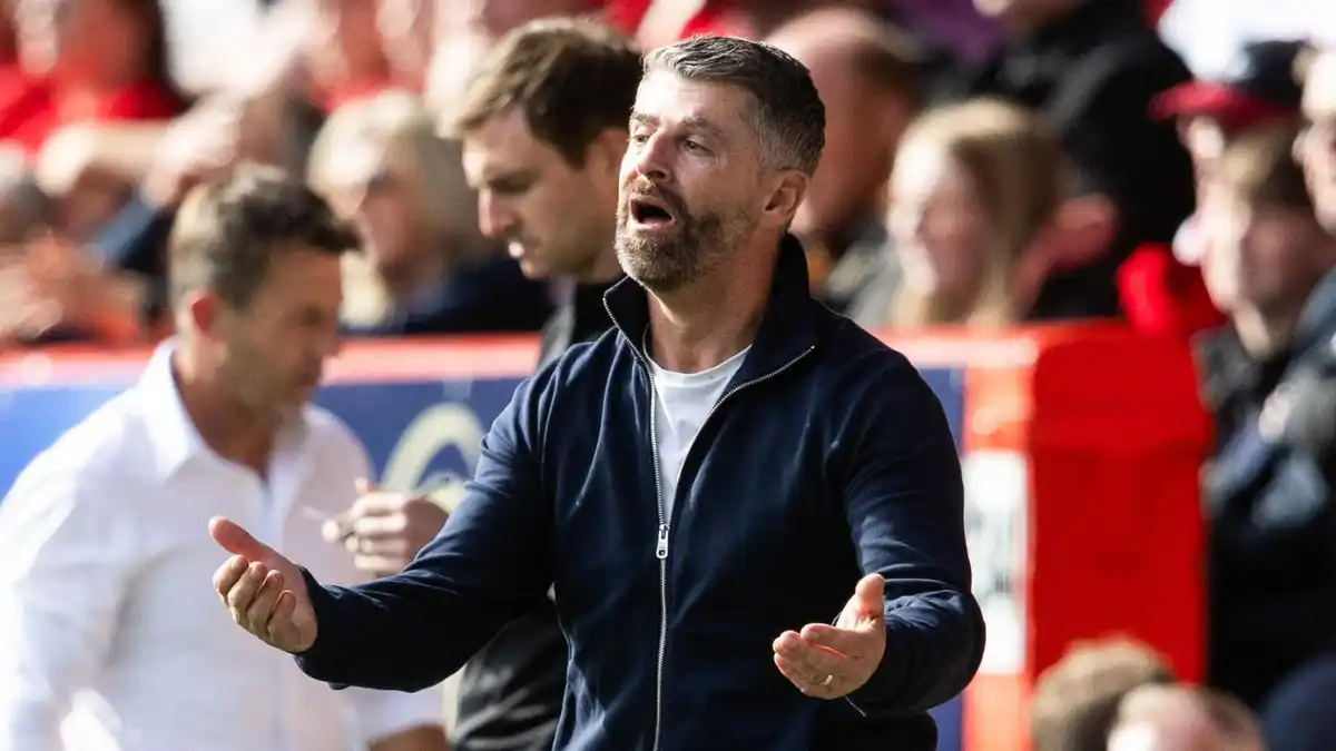 Aberdeen boss Stephen Robinson looks dejected