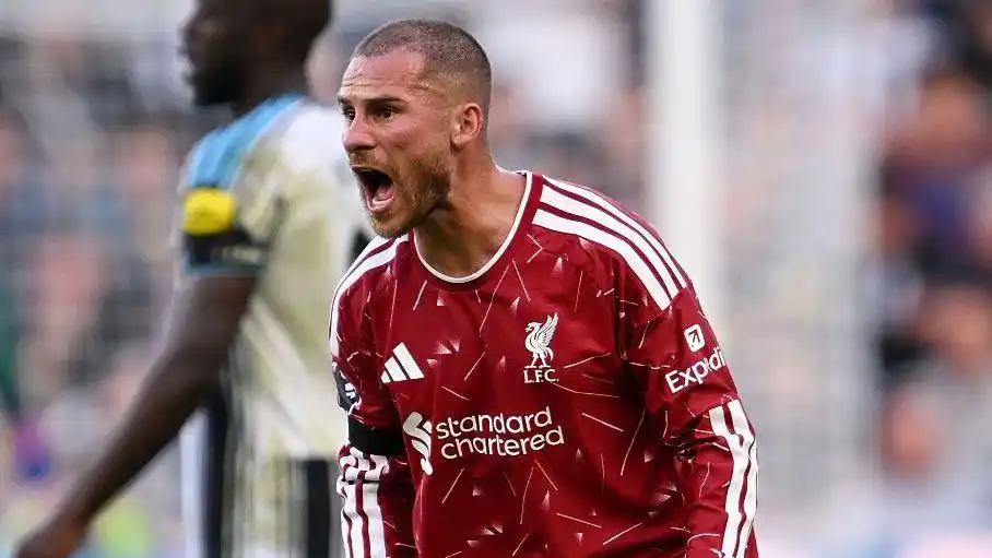 Alexis Mac Allister reacts during a Premier League match between Newcastle United and Liverpool