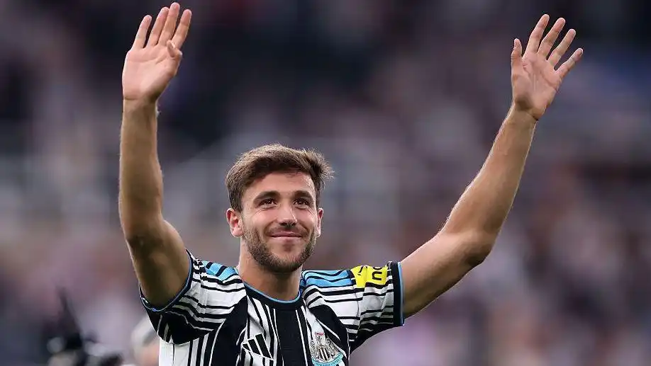 Nico Gonzalez waving to Newcastle fans wearing a Newcastle kit