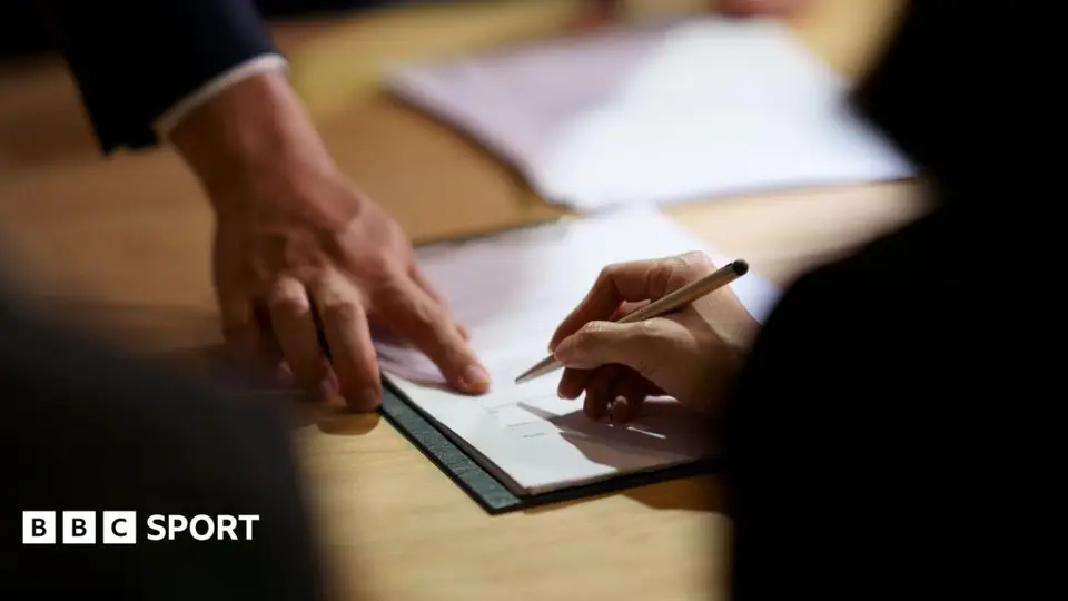 ทำไมตลาดซื้อขายนักเตะของสกอตแลนด์ถึงปิดในวันพฤหัสบดี?